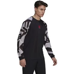 Five Ten TrailX Long-Sleeve Top - Black / Light Granite -Five Ten gm4578 app on model walking white 945077